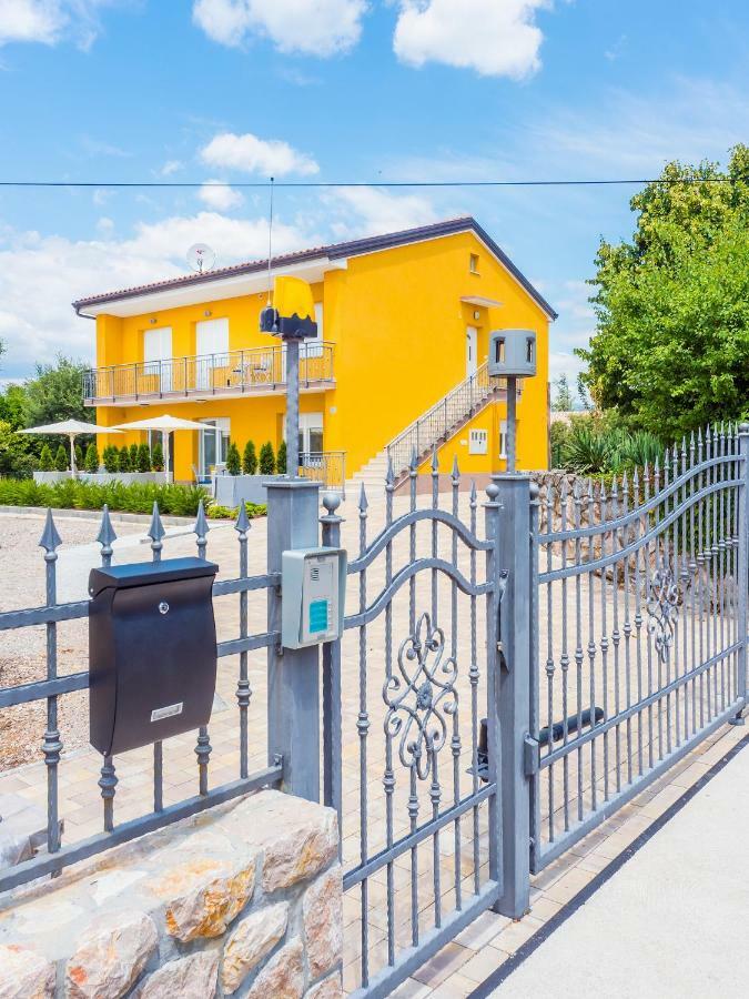 Appartments Adriatic 오미살즈 외부 사진