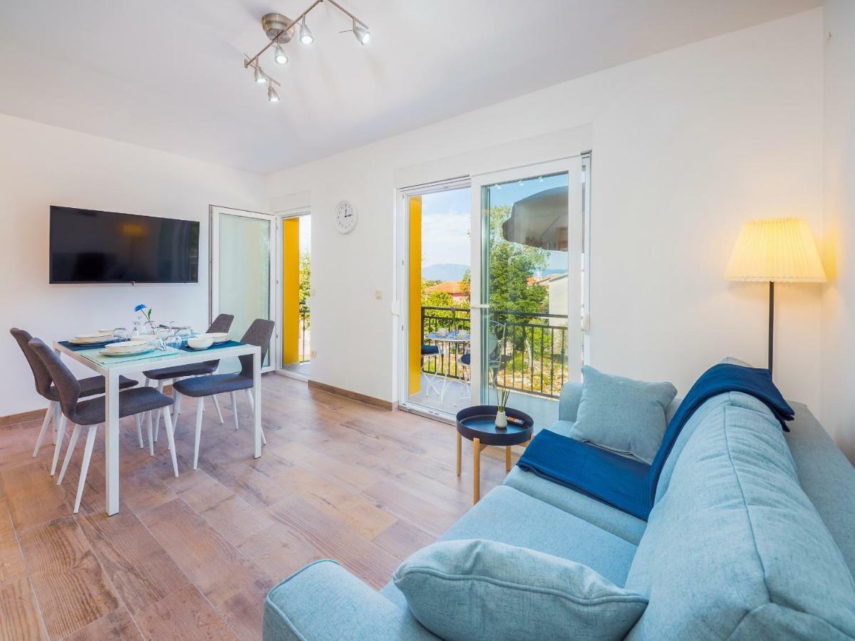 Appartments Adriatic 오미살즈 외부 사진