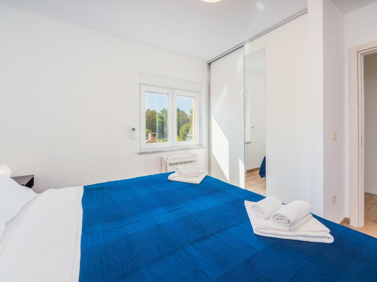 Appartments Adriatic 오미살즈 외부 사진